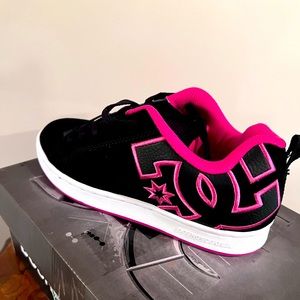 Women’s Size 6 DC Court Graphic pink and black sneaker NIB